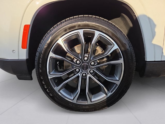 Used 2022 Jeep Grand Wagoneer Series III w/ HD Trailer Tow Package AWD/4WD image 9