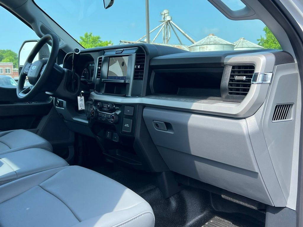 New 2025 Ford F550 4x4 Regular Cab Super Duty w/ XL Chrome Package image 16