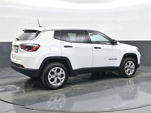 Used 2025 Jeep Compass Sport image 4