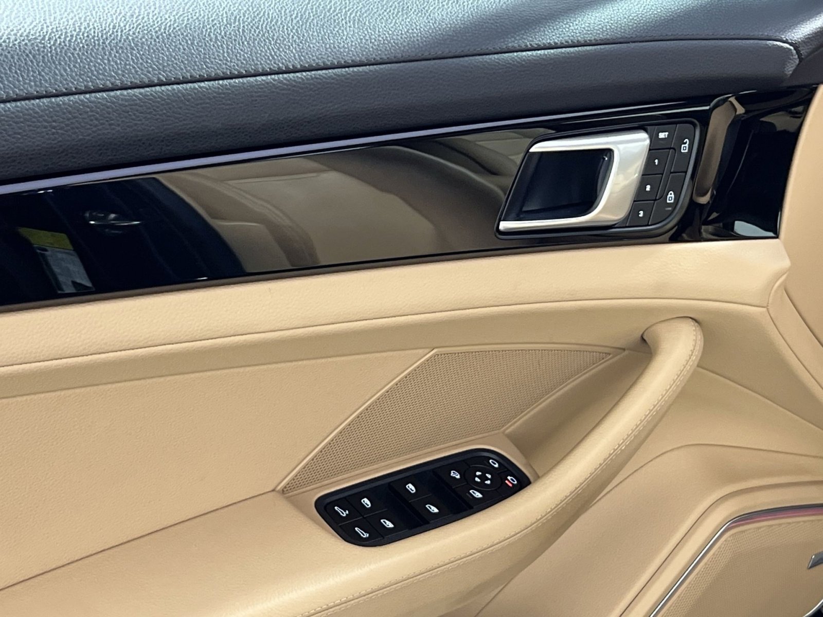 Used 2022 Porsche Panamera 4 image 15