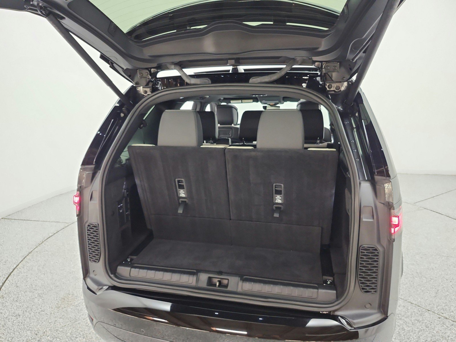 Used 2024 Land Rover Discovery Dynamic SE AWD/4WD image 21