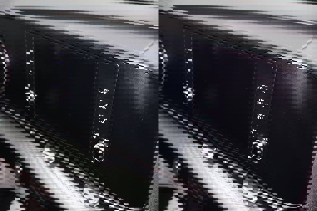 Used 2023 Kia Carnival LX image 11