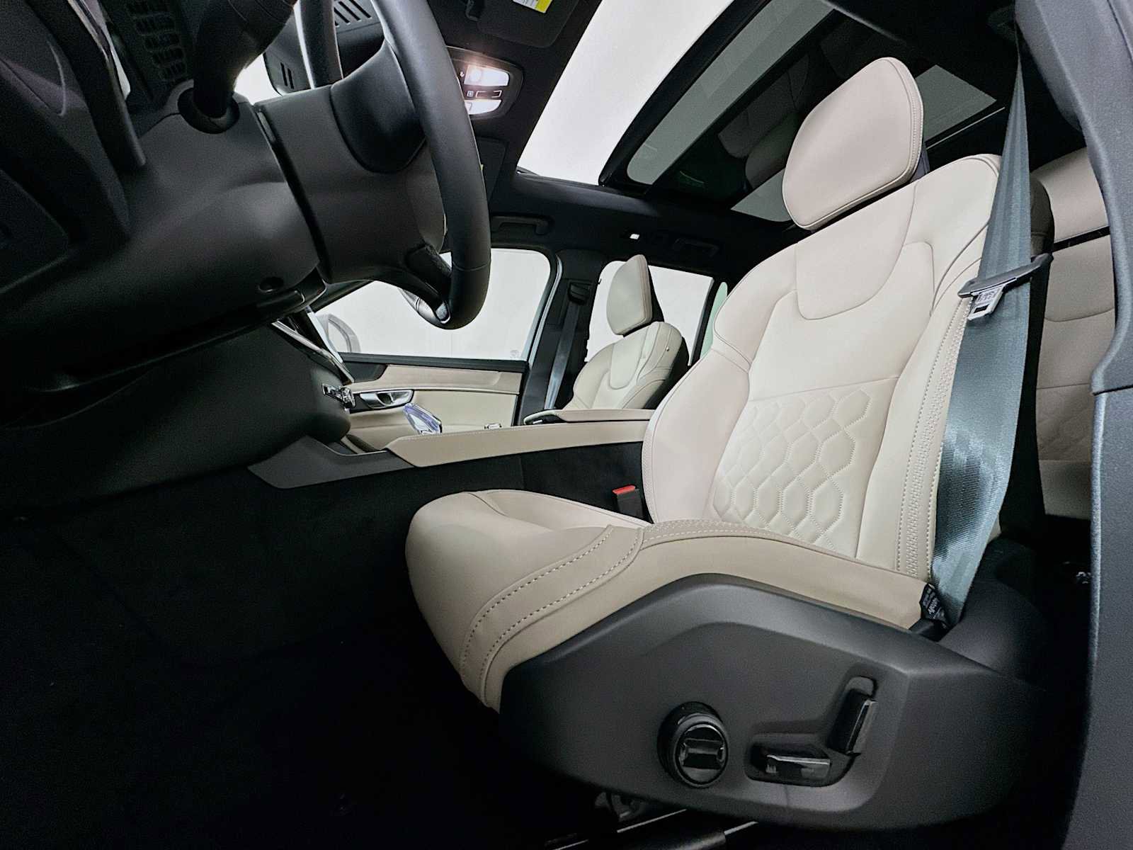 New 2026 Volvo XC90 B6 Plus w/ Protection Package Premier image 19