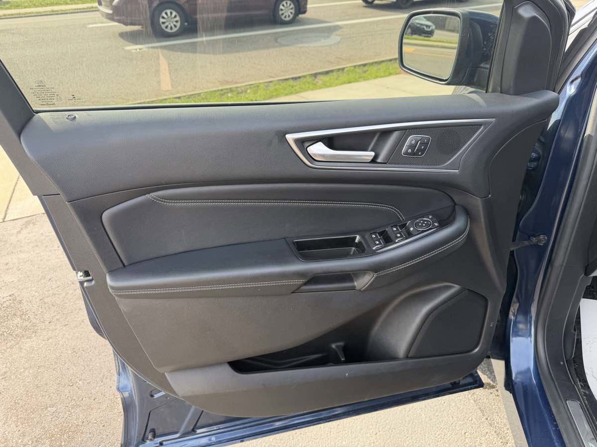 Used 2017 Ford Edge Titanium w/ Technology Package AWD/4WD image 11