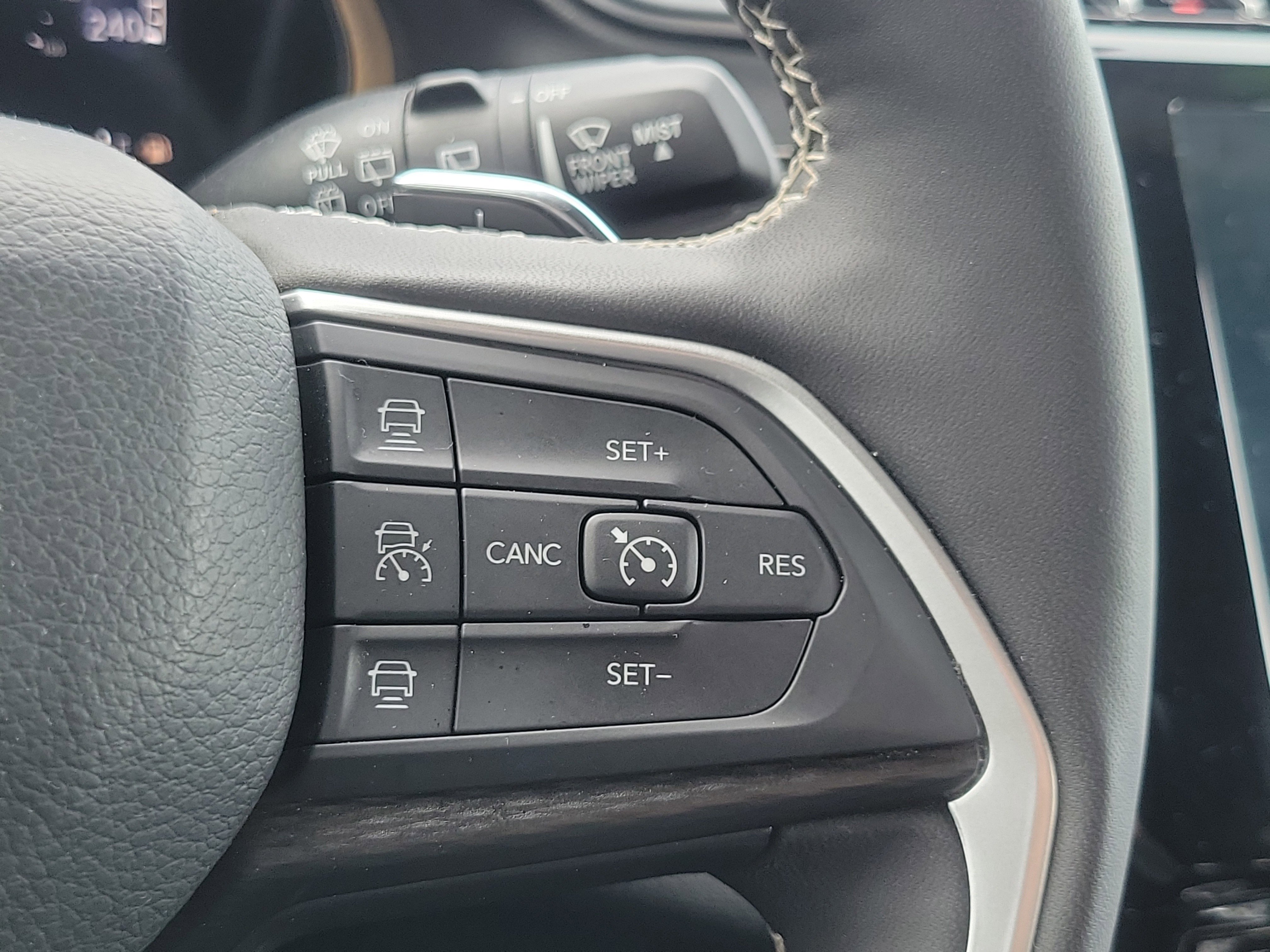 Used 2025 Jeep Grand Cherokee Altitude AWD/4WD image 14