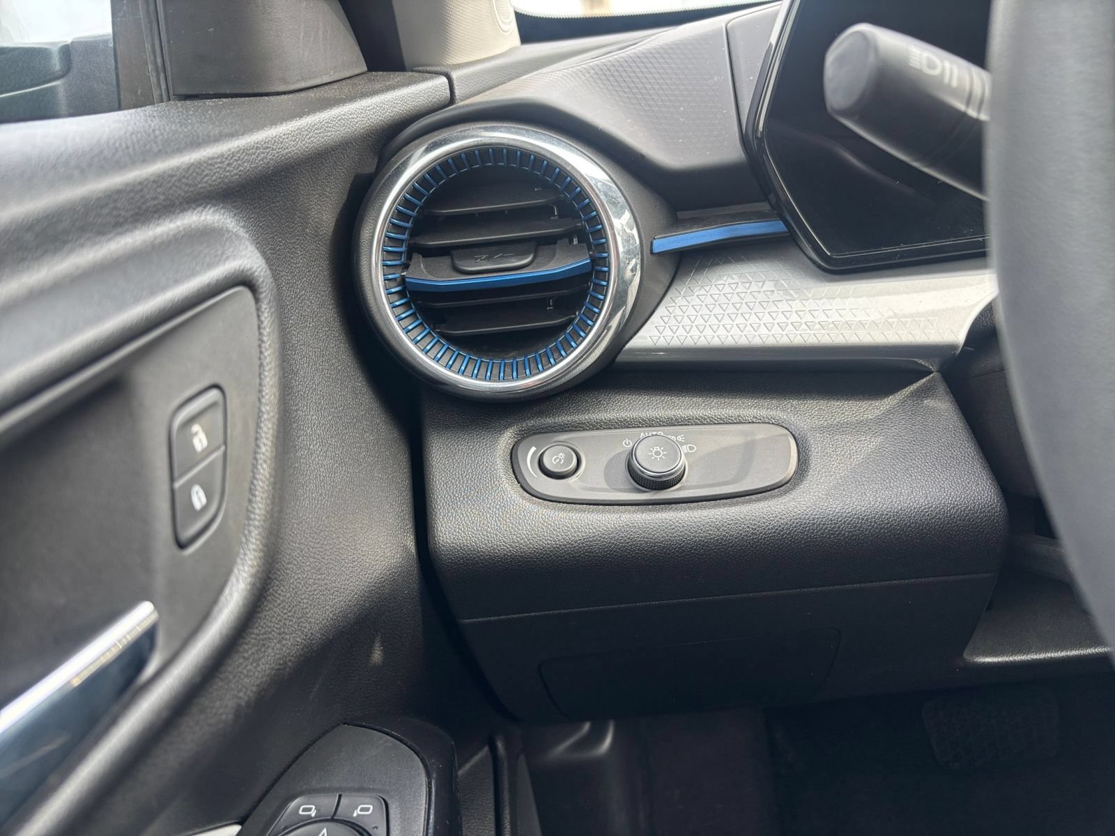 Used 2025 Chevrolet Trax LT FWD image 28
