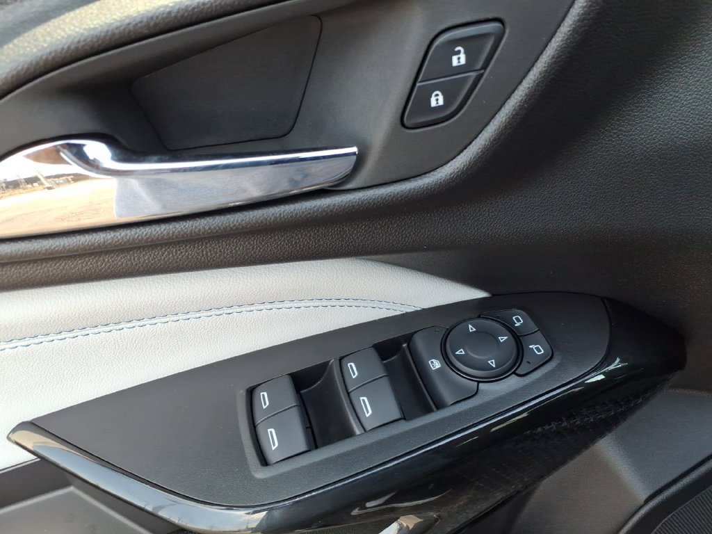Used 2025 Chevrolet Trax LT w/ LT Convenience Package FWD image 24