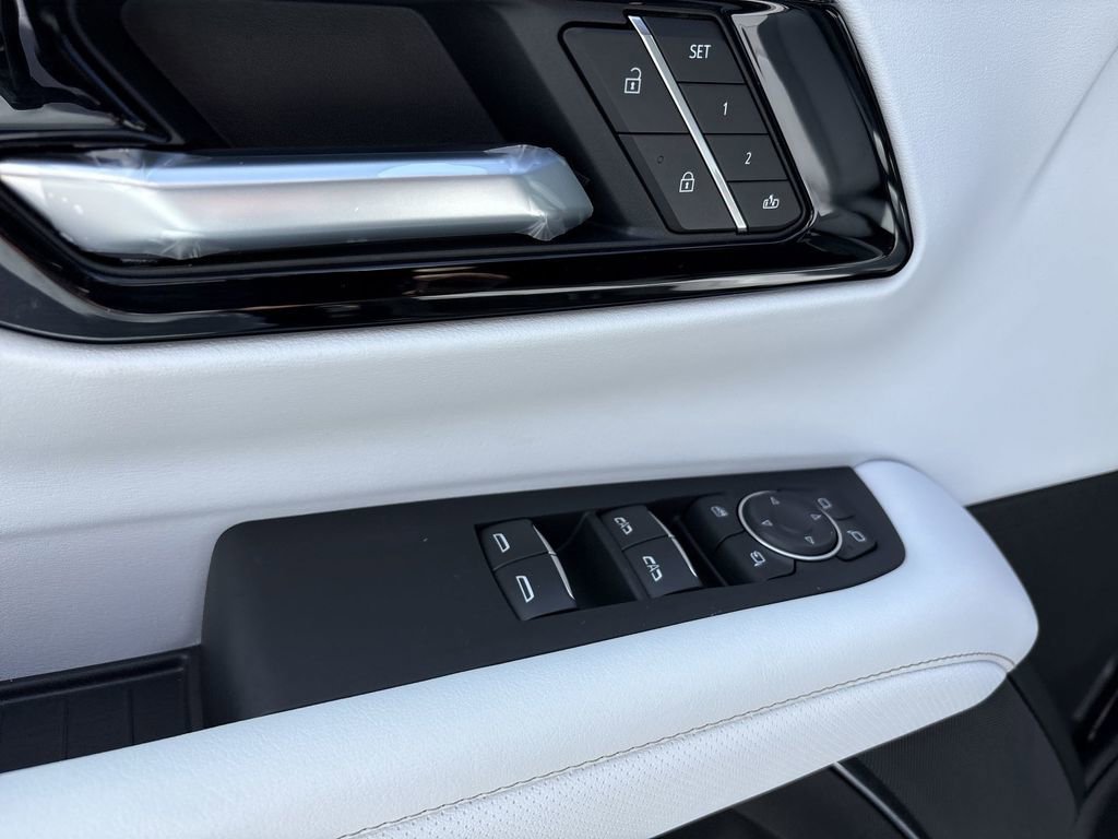 New 2025 Chevrolet Suburban Premier image 24