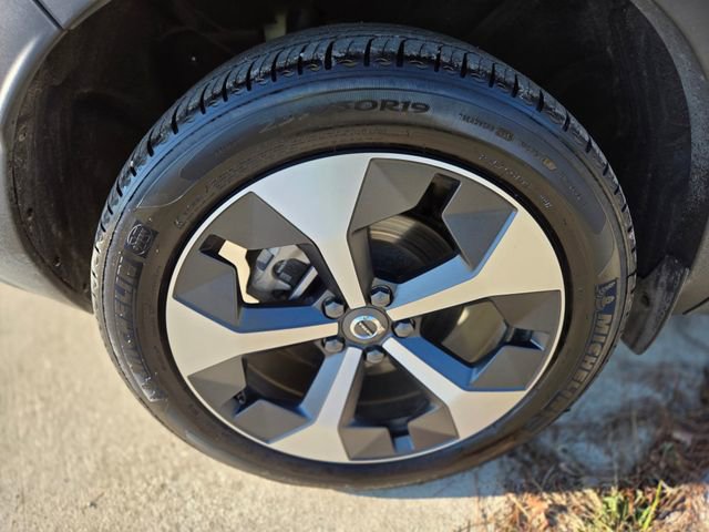 Used 2025 Volvo XC40 B5 Plus image 14