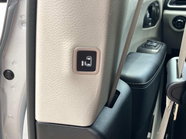 Used 2024 Chrysler Pacifica Touring-L FWD image 17