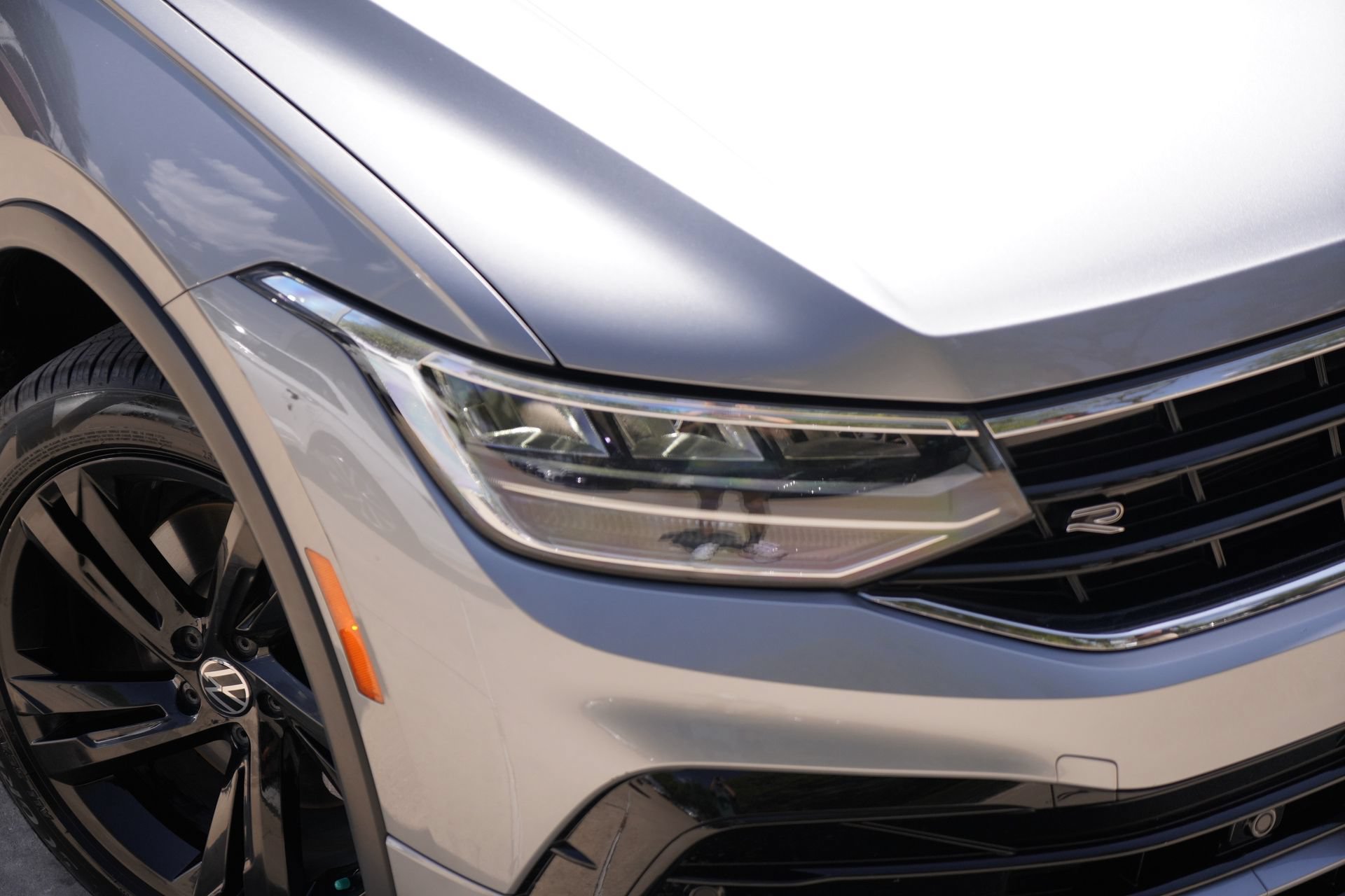 Certified 2024 Volkswagen Tiguan SE R-Line FWD image 2