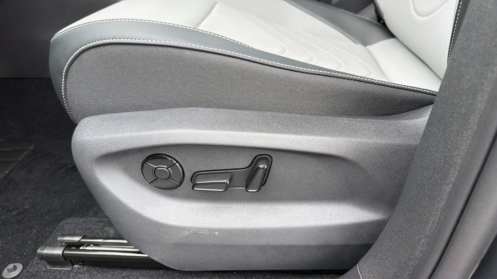 New 2026 Volkswagen Tiguan SE R-Line FWD image 15