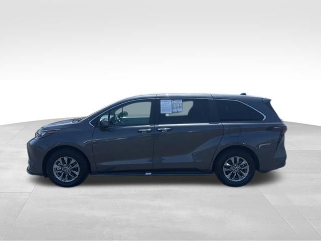 Used 2025 Toyota Sienna XLE image 2