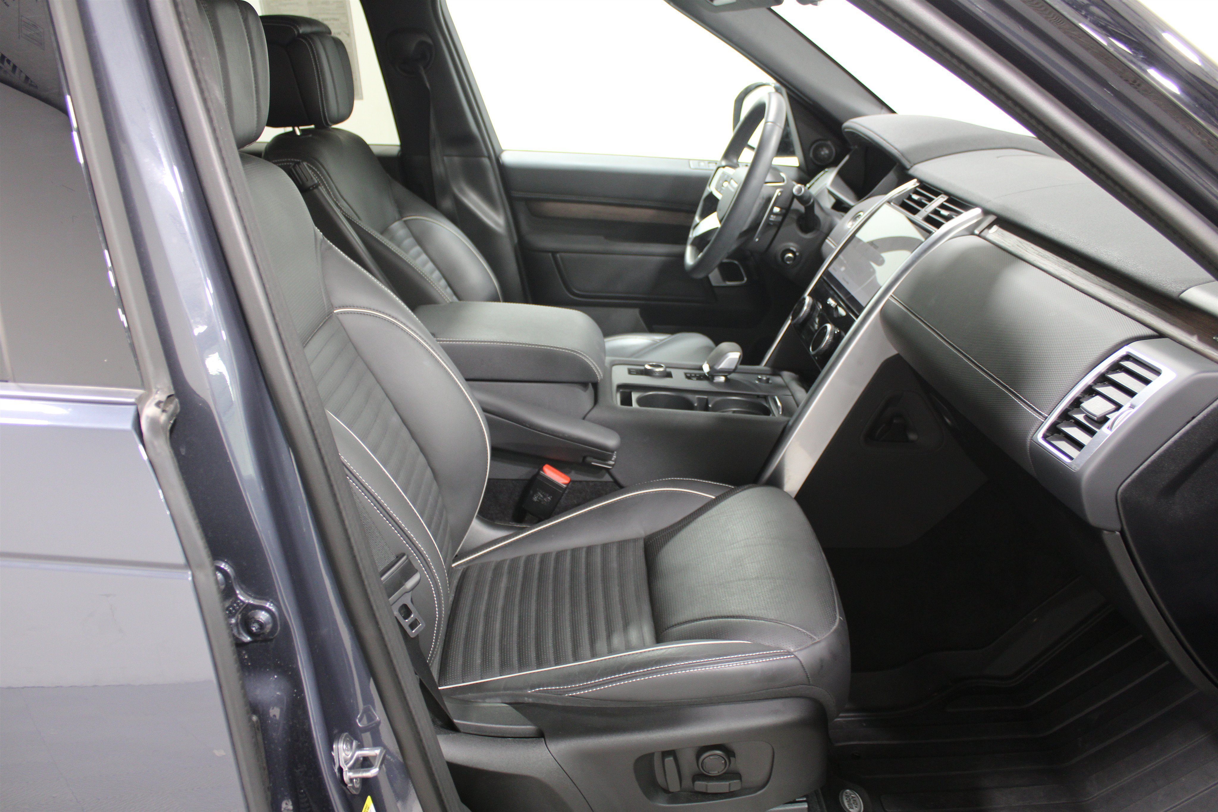 Used 2024 Land Rover Discovery Dynamic SE AWD/4WD image 27