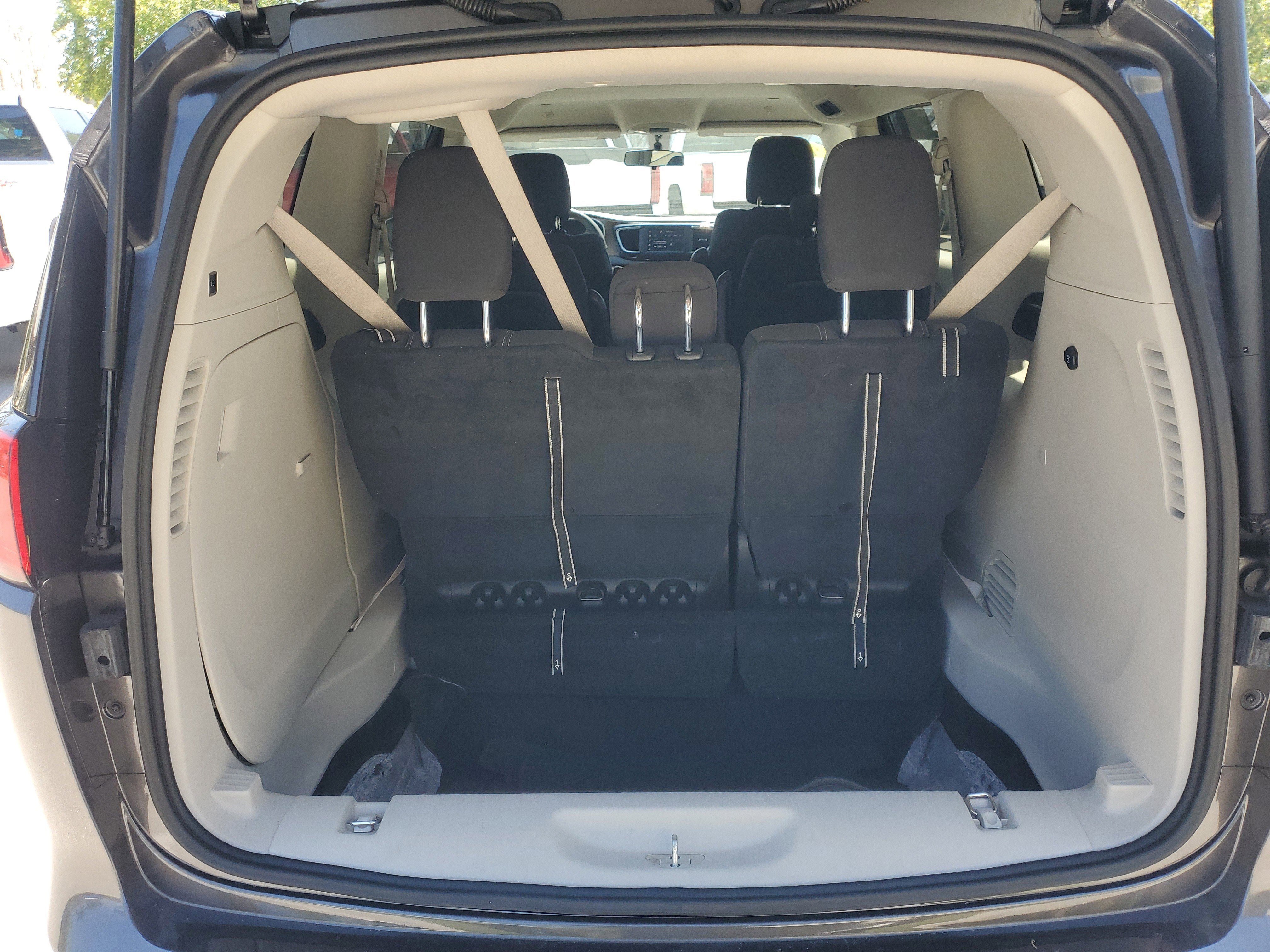 Used 2022 Chrysler Voyager LX FWD image 9