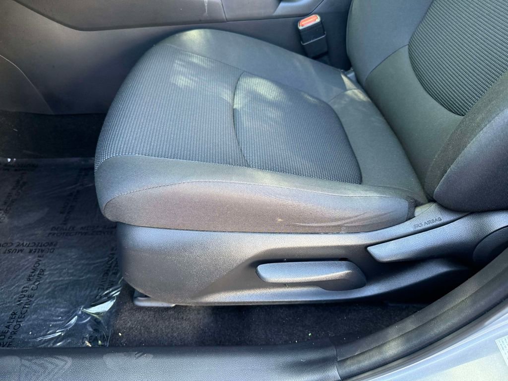 Used 2021 Toyota RAV4 LE AWD/4WD image 3