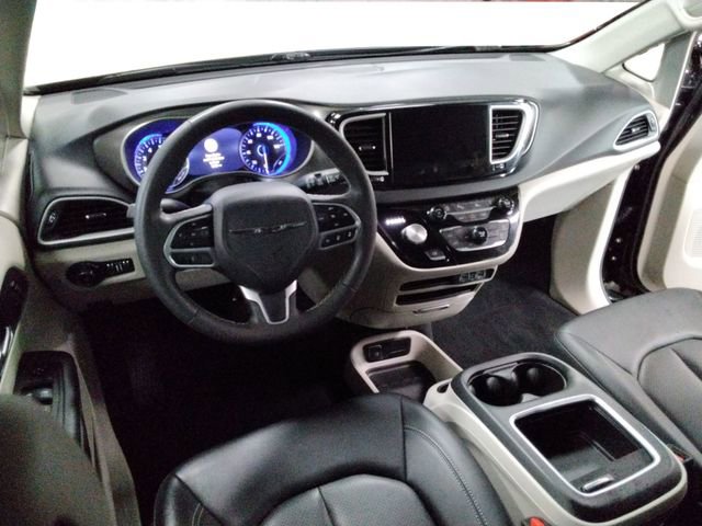 Used 2024 Chrysler Pacifica Touring-L image 30