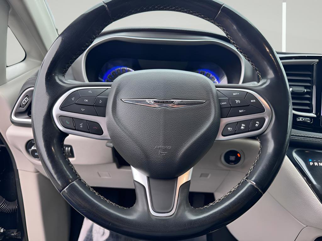 Used 2022 Chrysler Pacifica Touring-L FWD image 13