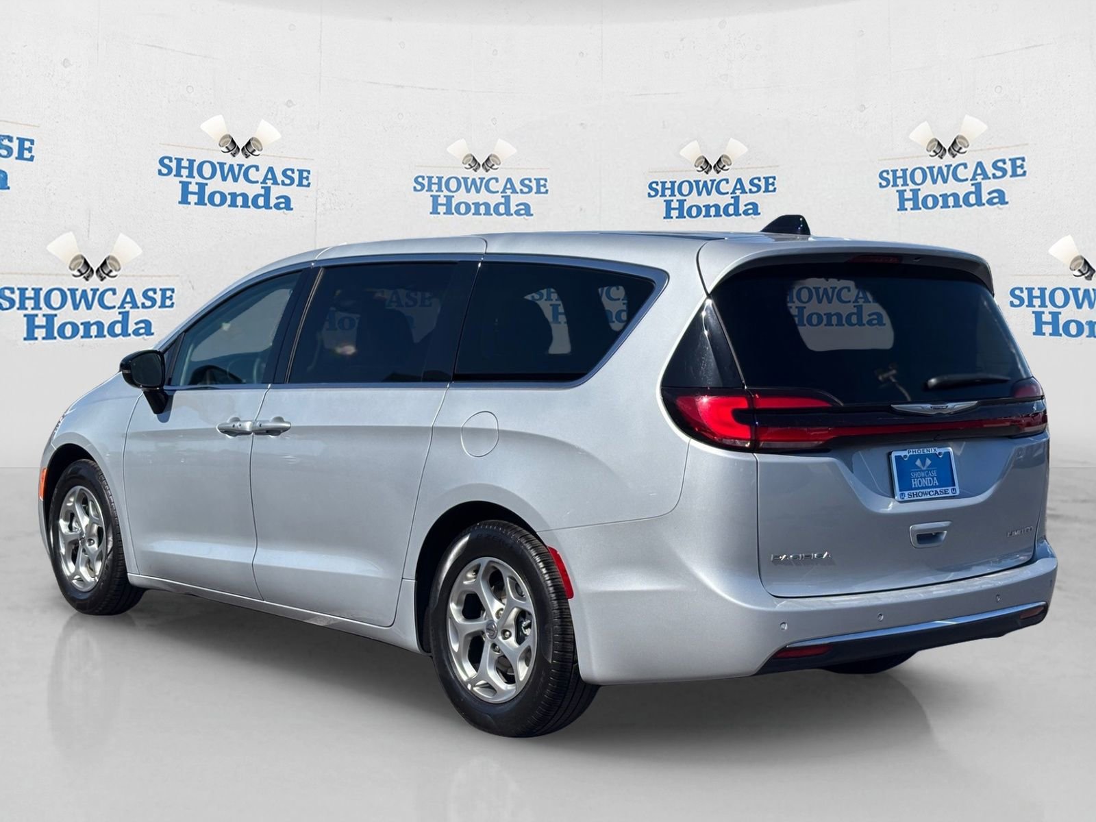 Used 2024 Chrysler Pacifica Limited image 5