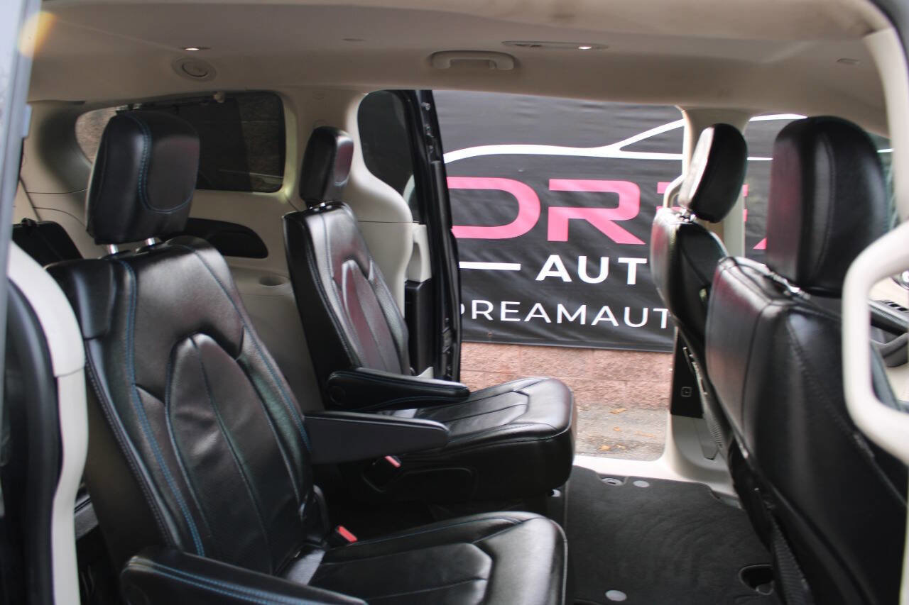 Used 2021 Chrysler Pacifica Touring-L FWD image 10