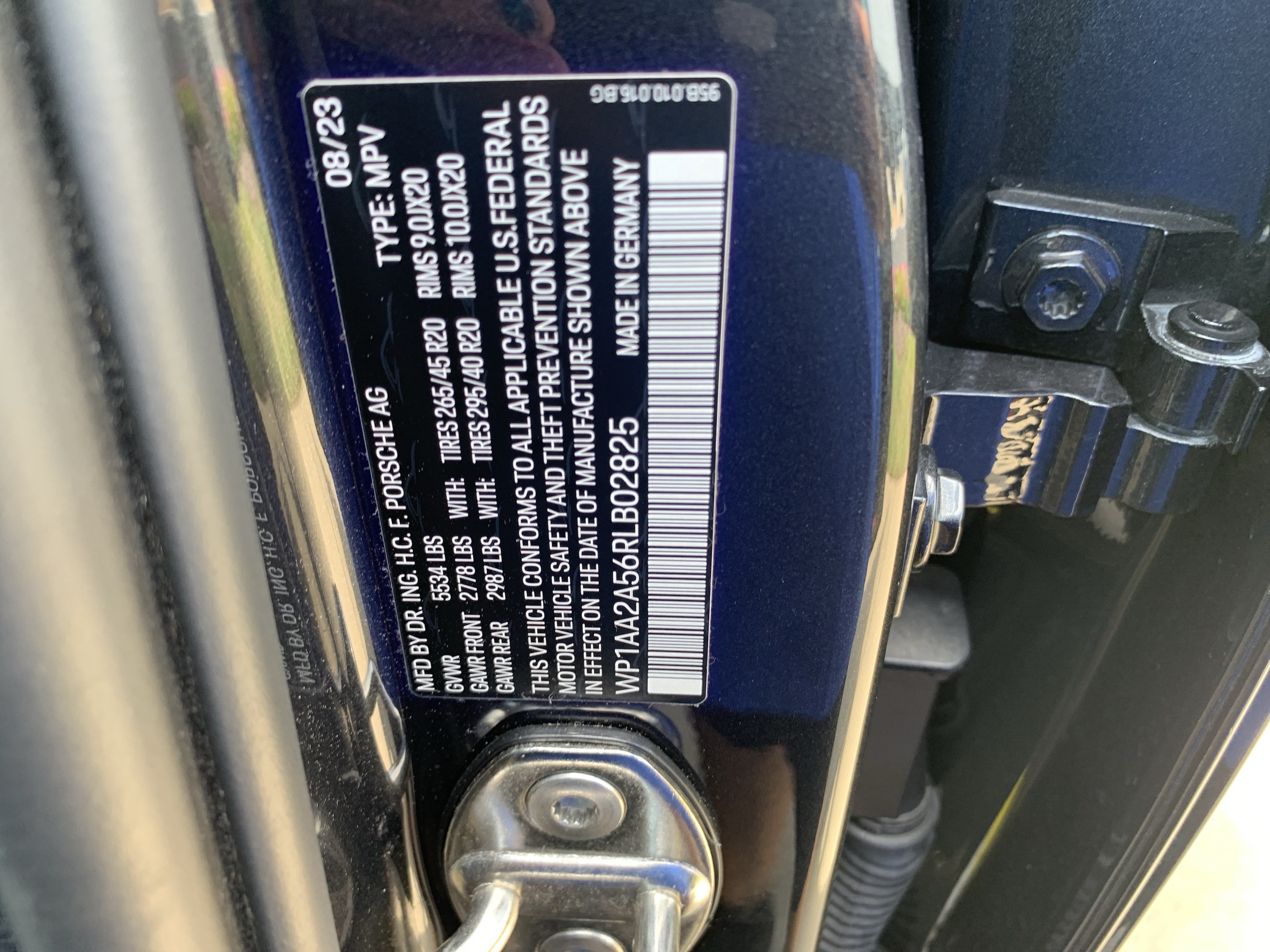Used 2024 Porsche Macan AWD/4WD image 36