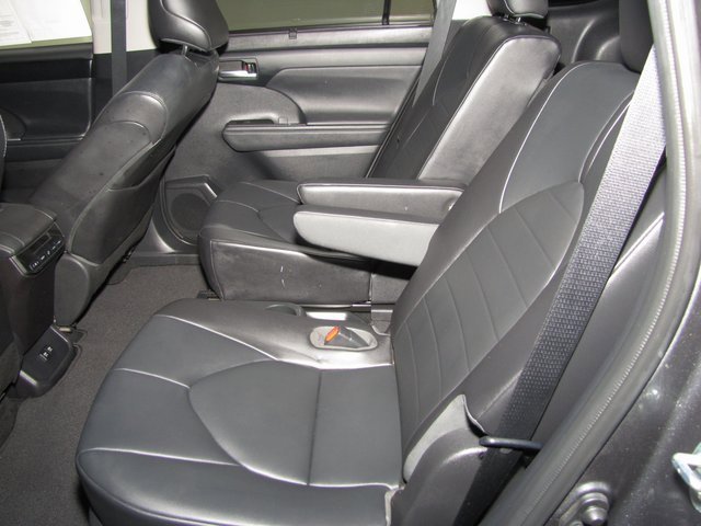 Used 2021 Toyota Highlander XLE image 13
