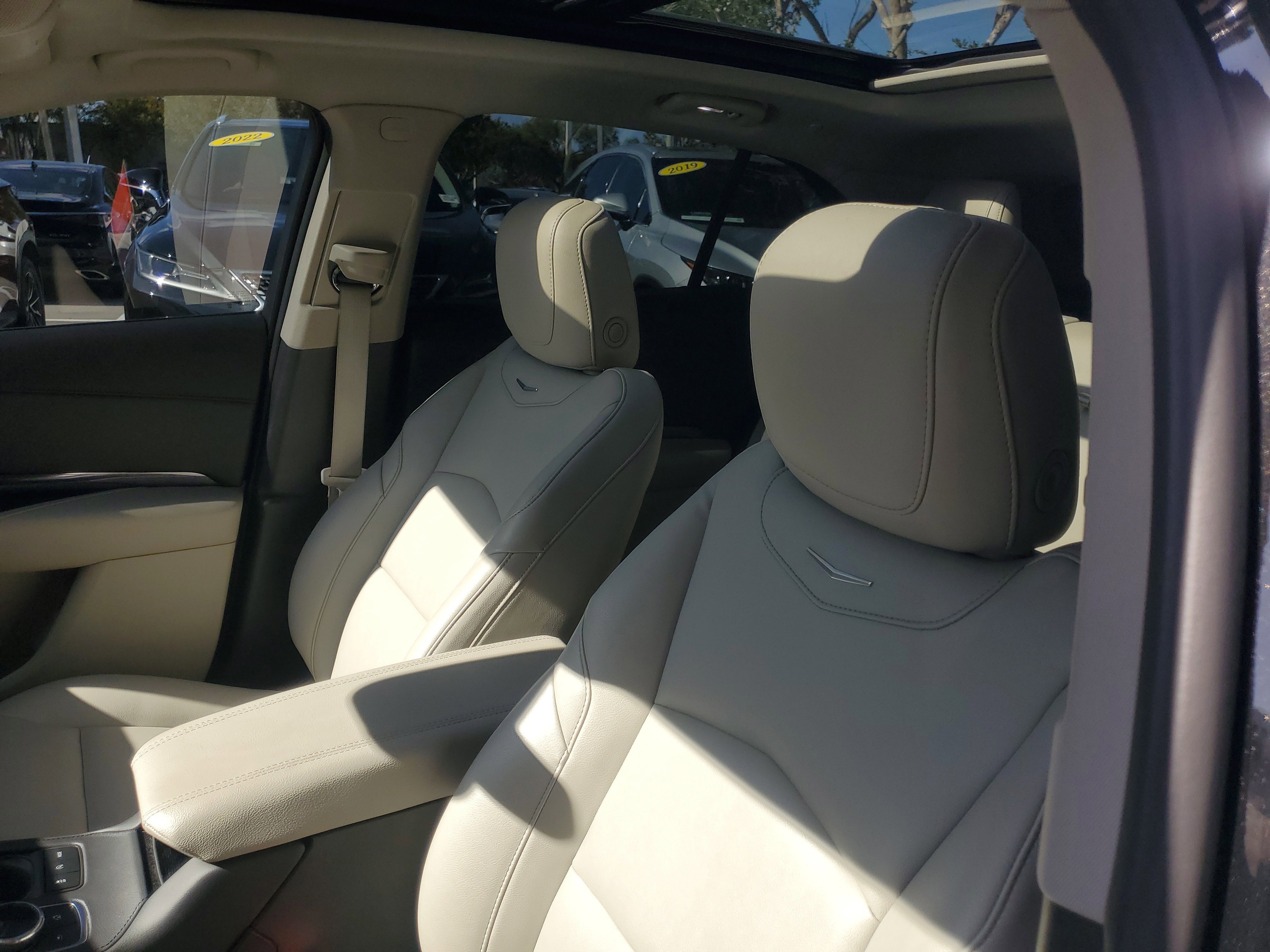 Used 2023 Cadillac XT4 Luxury w/ Cold Weather Package image 17