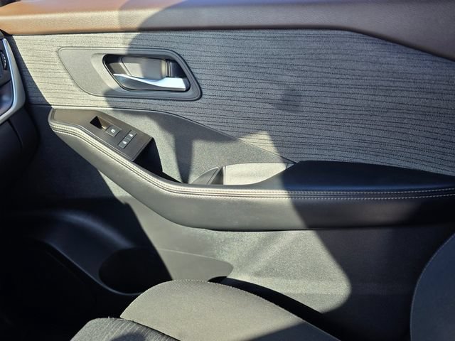 Used 2023 Nissan Rogue SV FWD image 27
