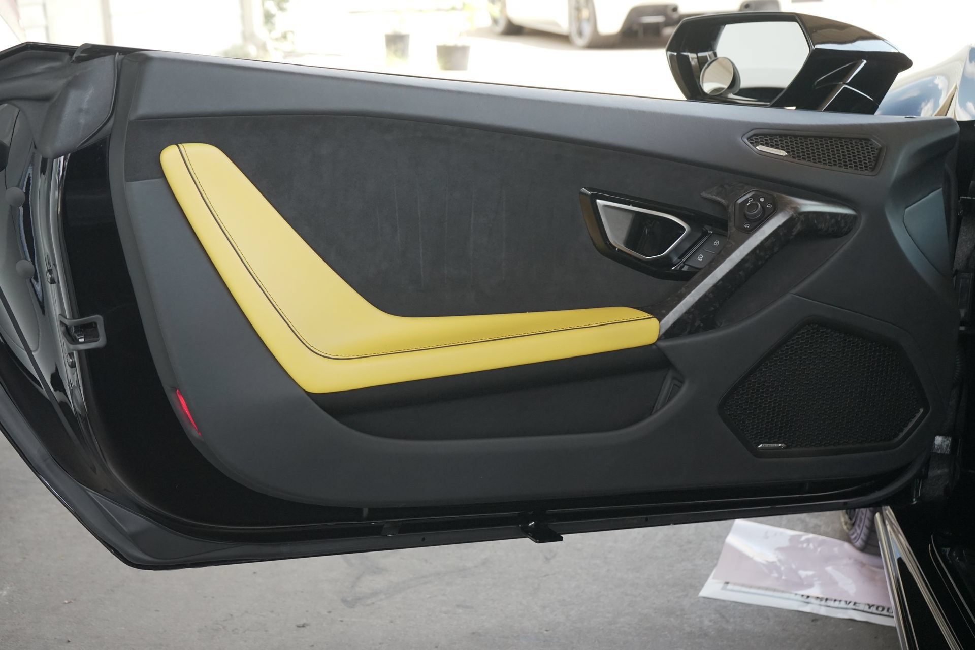Used 2021 Lamborghini Huracan EVO RWD image 16