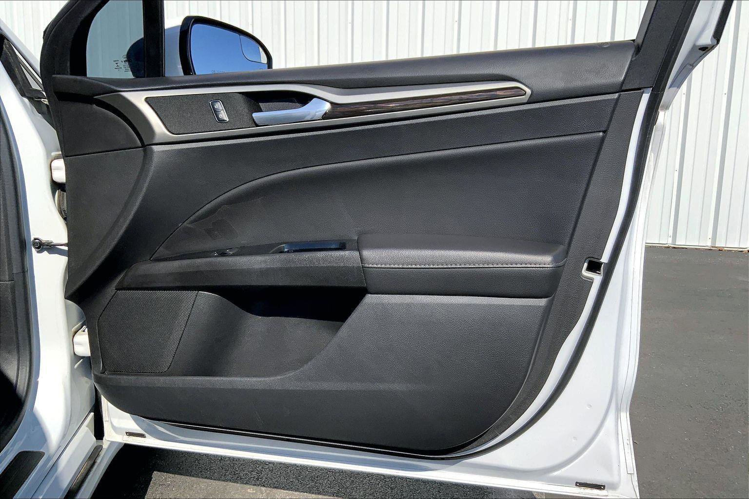 Used 2015 Ford Fusion SE w/ Equipment Group 202A image 21