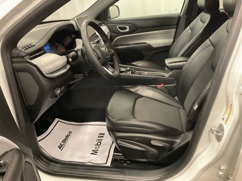 Used 2024 Jeep Compass Latitude image 4