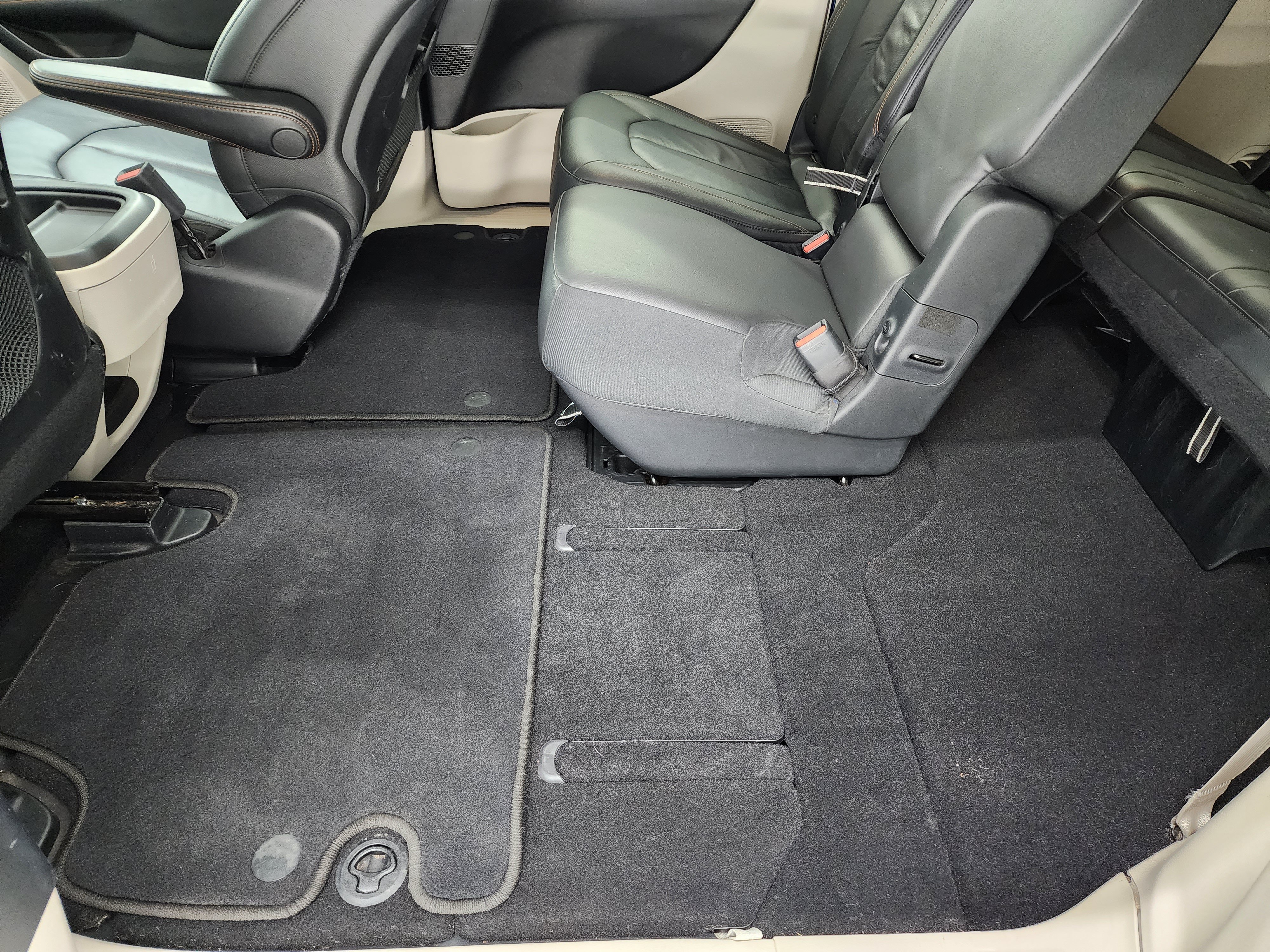 Used 2017 Chrysler Pacifica Touring-L FWD image 38