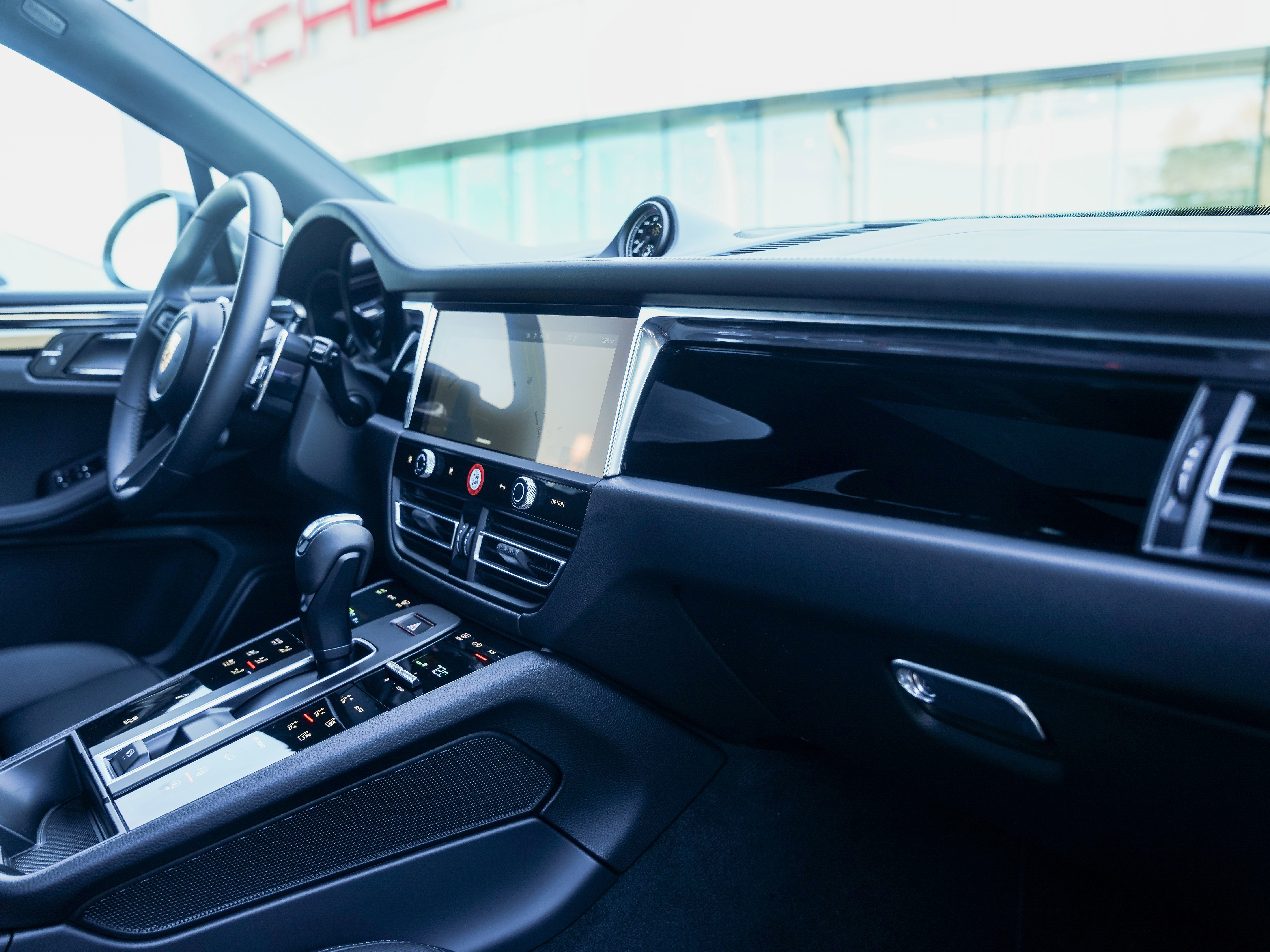 Certified 2026 Porsche Macan Turbo AWD/4WD image 31