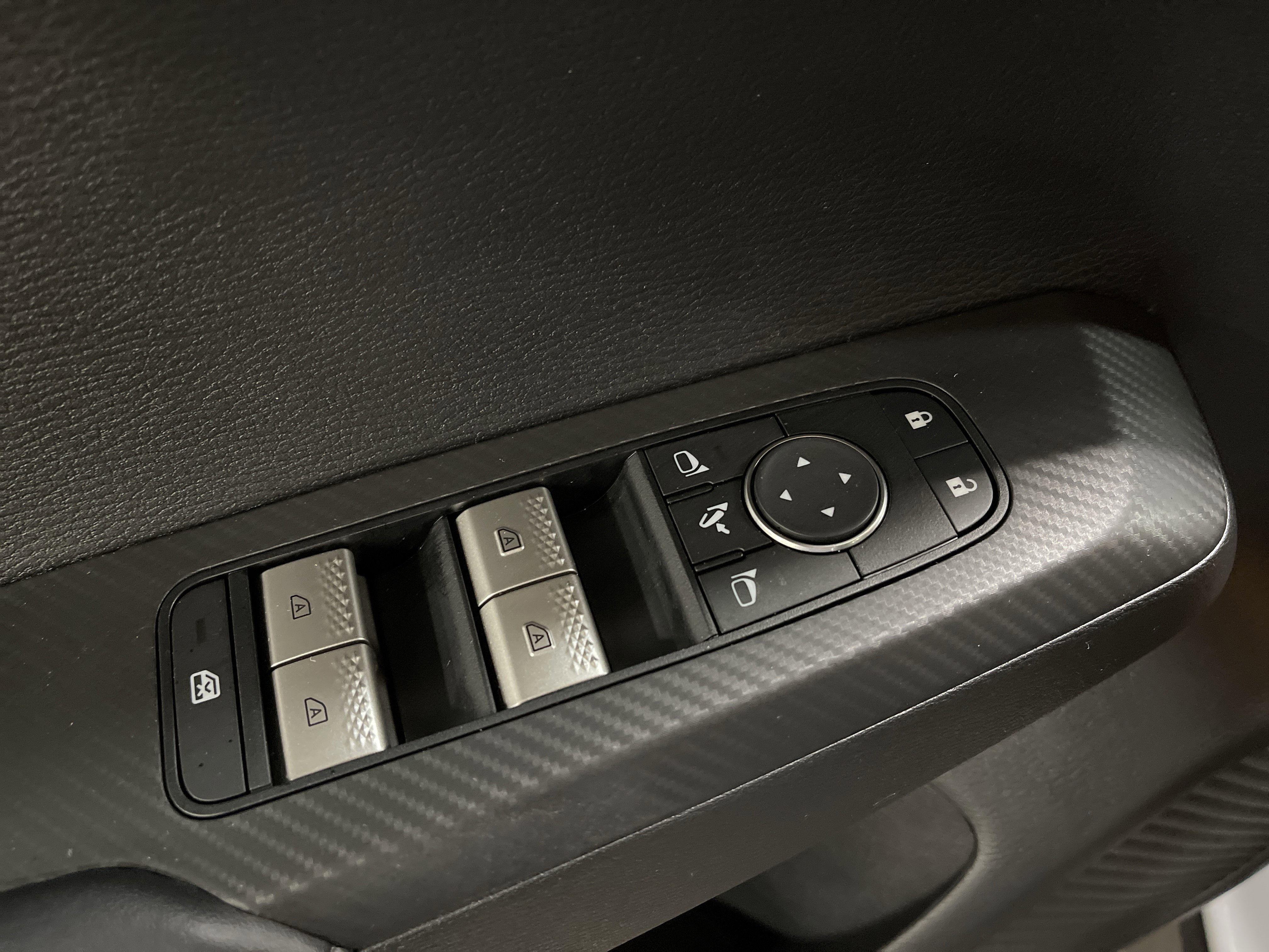 Used 2025 Mitsubishi Outlander SE image 9