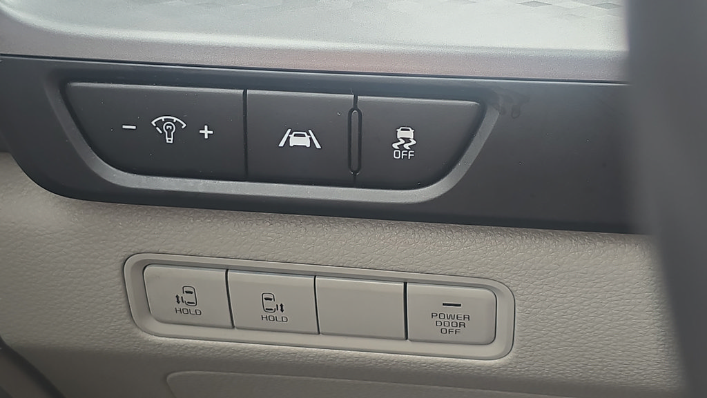 Used 2023 Kia Carnival LX FWD image 24