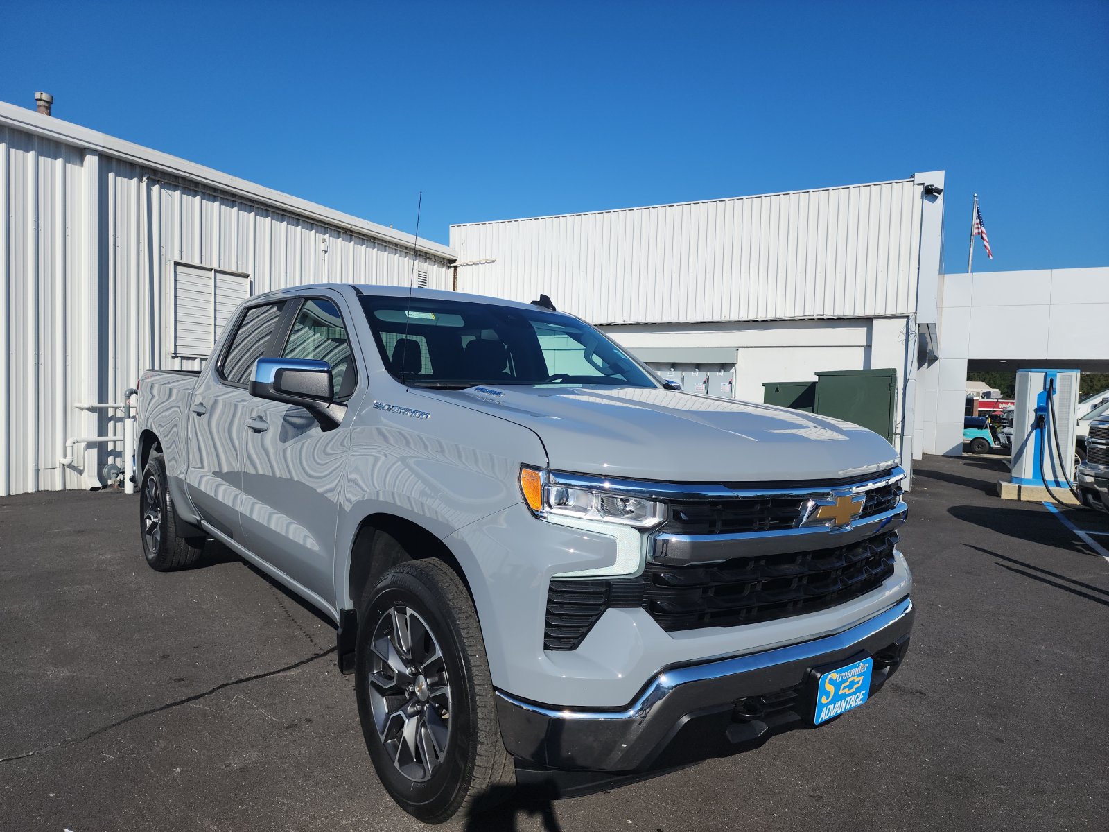 Used 2024 Chevrolet Silverado 1500 LT AWD/4WD image 7