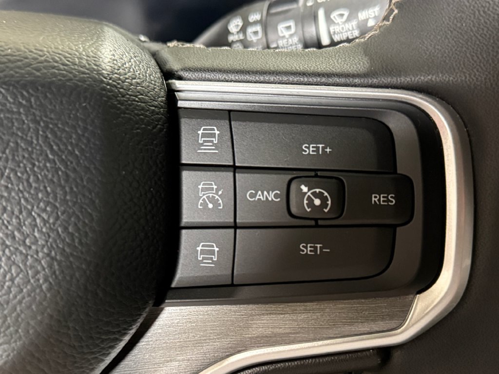 Used 2025 Jeep Wagoneer L Series II AWD/4WD image 5