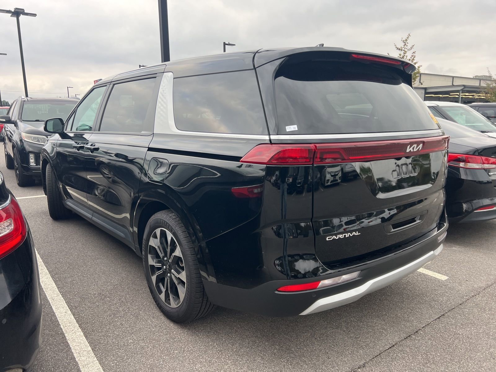 Used 2024 Kia Carnival EX image 7