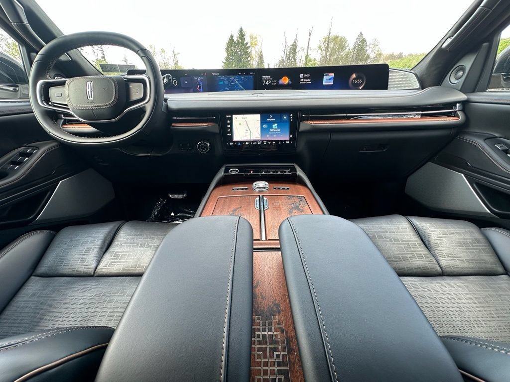 New 2025 Lincoln Navigator L Black Label AWD/4WD image 21