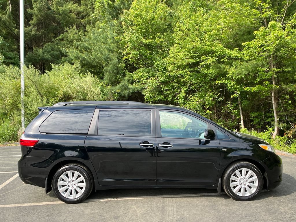 Used 2017 Toyota Sienna XLE Premium AWD/4WD image 5