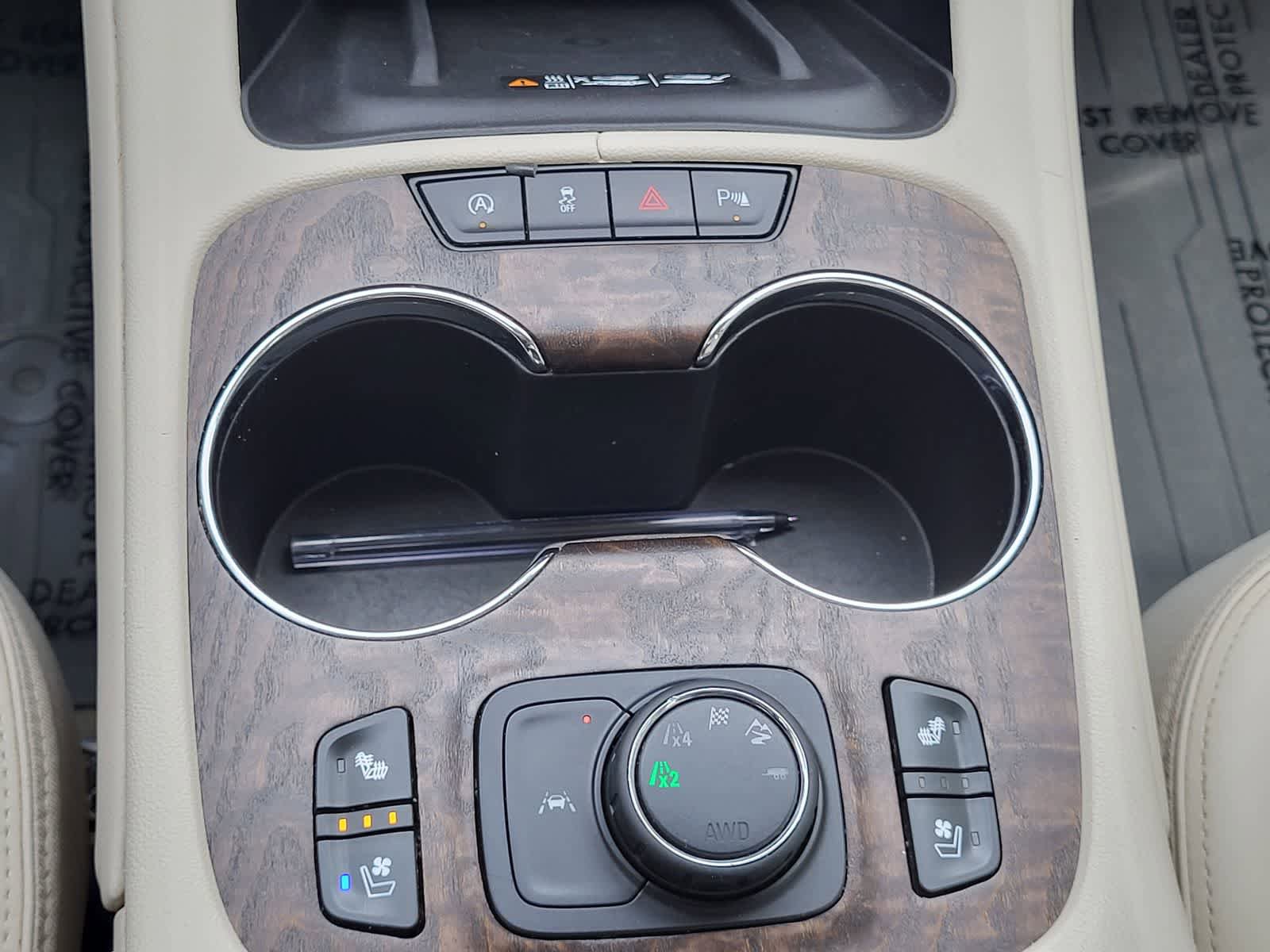 Used 2020 GMC Acadia Denali w/ Technology Package AWD/4WD image 25
