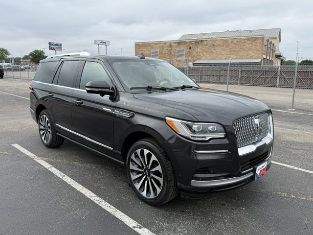 Used 2023 Lincoln Navigator Reserve AWD/4WD image 3