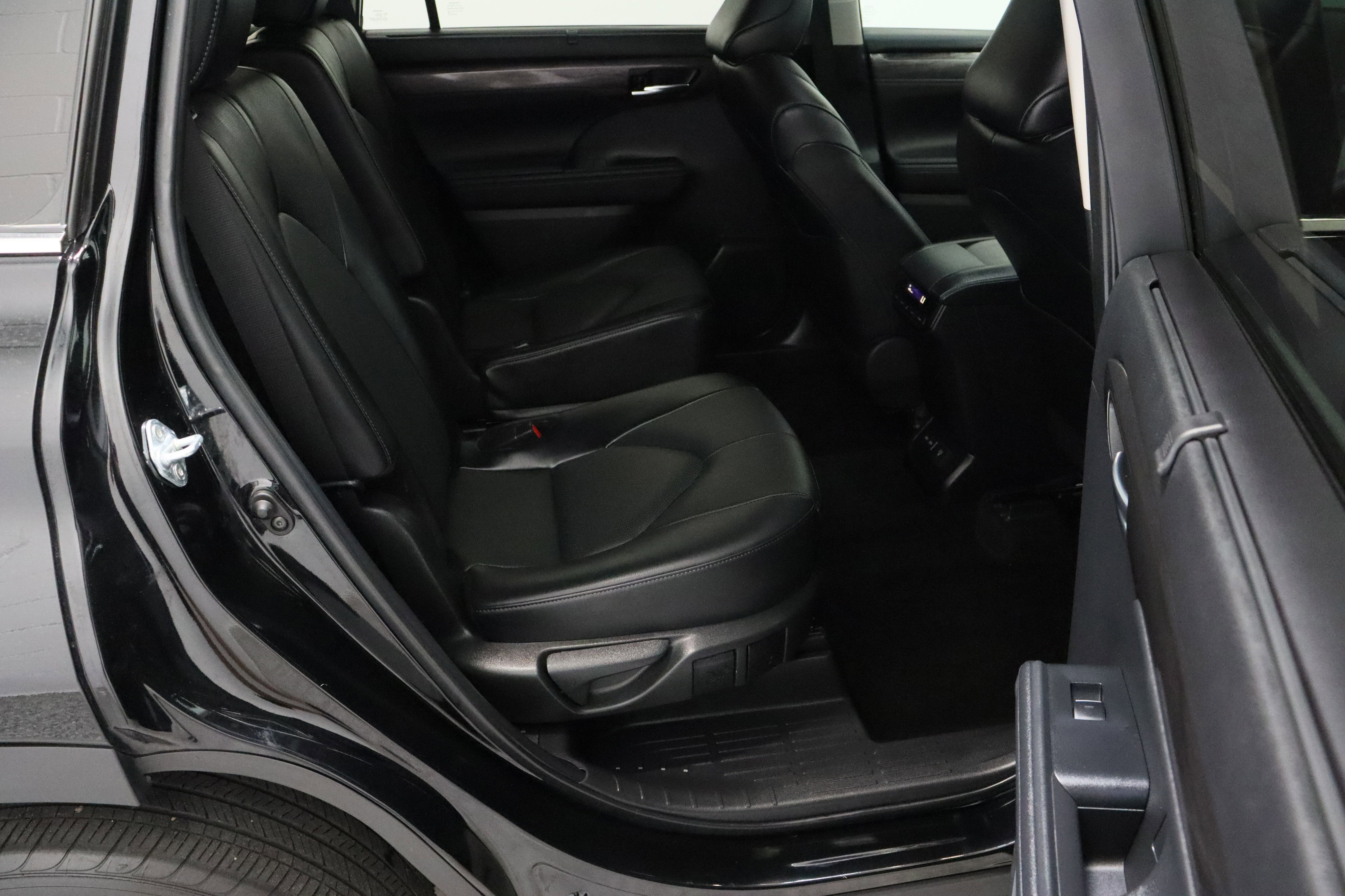 Used 2024 Toyota Highlander Limited AWD/4WD image 37