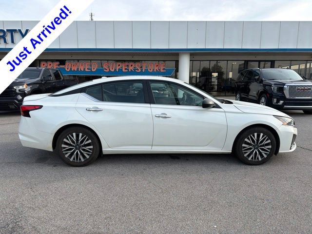 Used 2024 Nissan Altima 2.5 SV FWD image 2