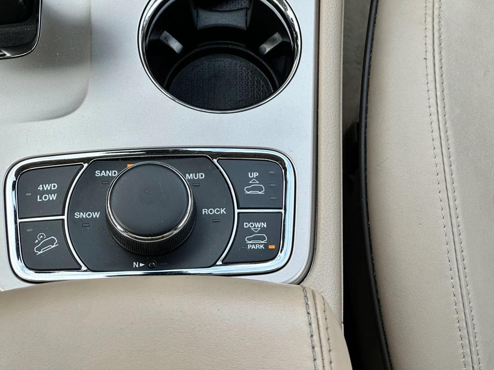 Used 2015 Jeep Grand Cherokee Overland AWD/4WD image 26