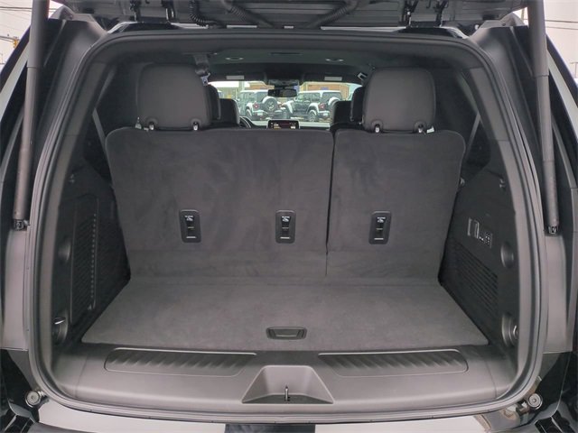 Used 2024 GMC Yukon SLT w/ SLT Luxury Package image 13