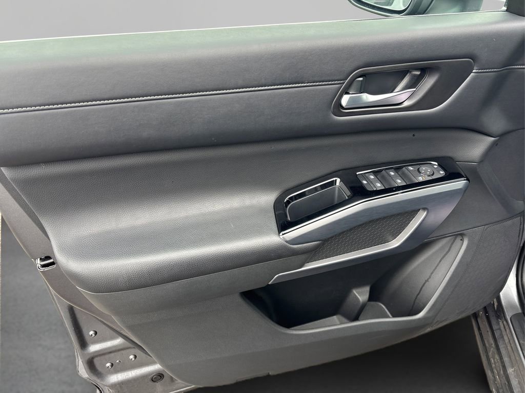 Used 2024 Nissan Pathfinder SL image 23