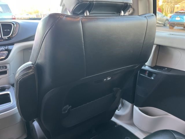 Used 2023 Chrysler Pacifica Touring-L image 16
