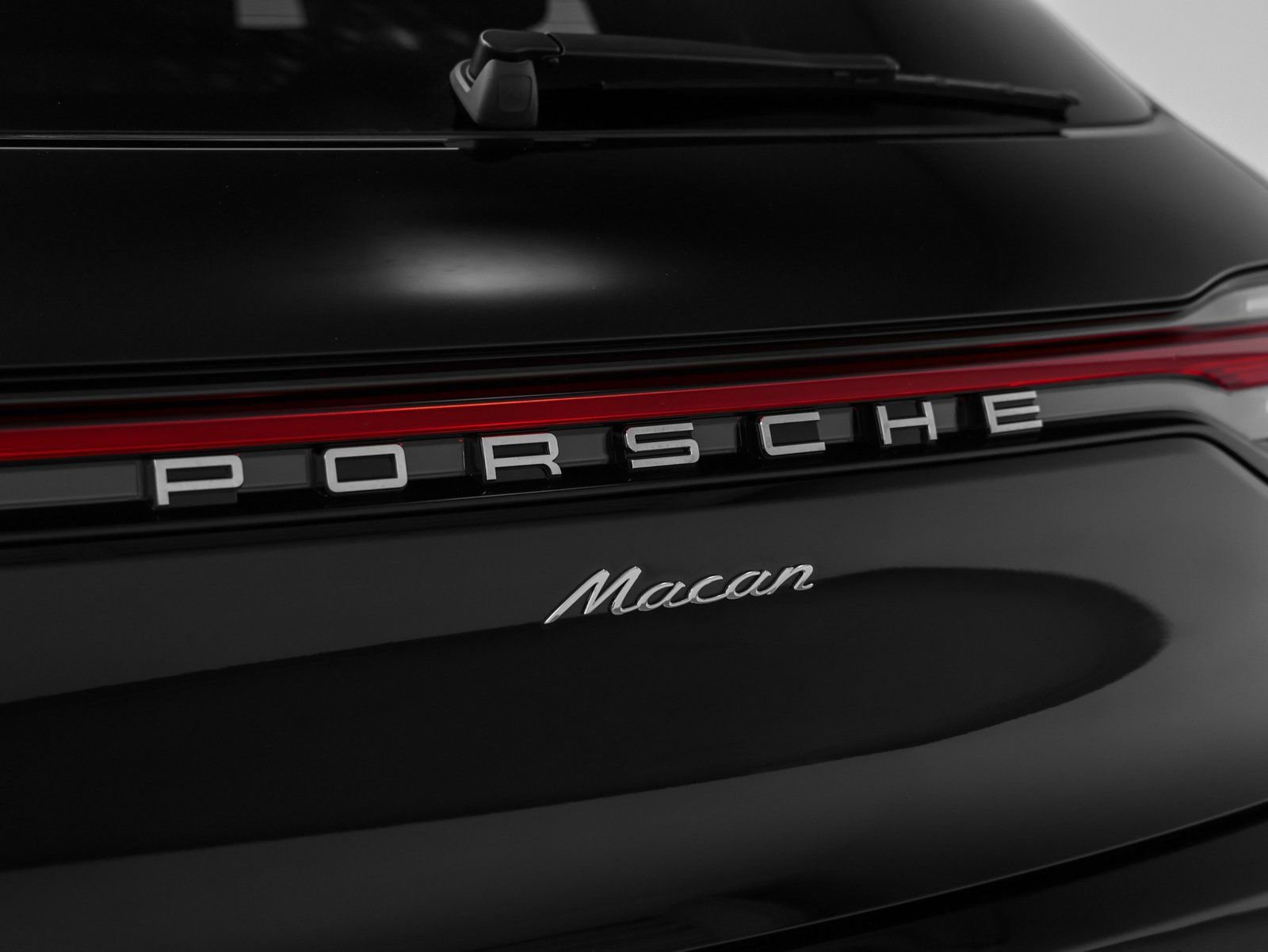 Certified 2025 Porsche Macan image 17