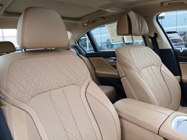 Used 2022 BMW 740i w/ Premium Package image 17